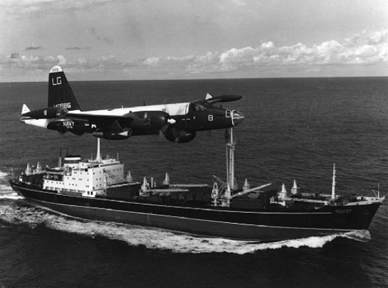 P-2H_Neptune_over_Soviet_ship_Oct_1962 Crisis de Octubre