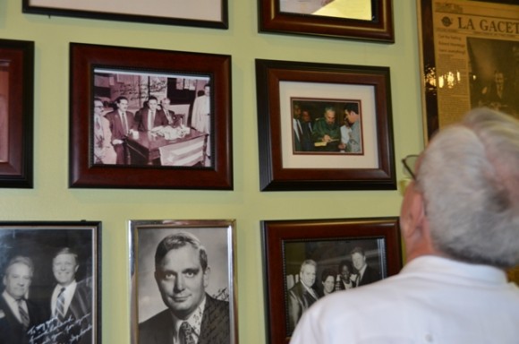 Patrick Manteiga, editor del periódico La gaceta le muestra a Leal la galería fotográfica donde aparece una instantánea que le dedicara Fidel Castro
