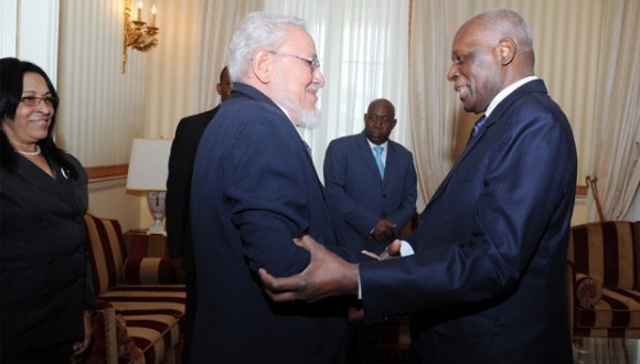 Risquet y el Presidente de Angola José Eduardo Dos Santos en Luanda, Febrero de 2014. Foto: Journal de Angola.