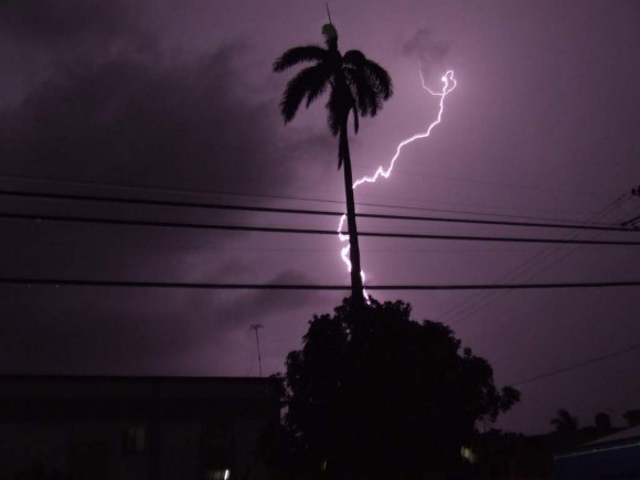 Tormenta eléctrica sobre la Ciudad de Cárdenas-Matanzas  Noche del 25 julio 2009  Foto: Henry Delgado (Meteorólogo) / Cubadebate
