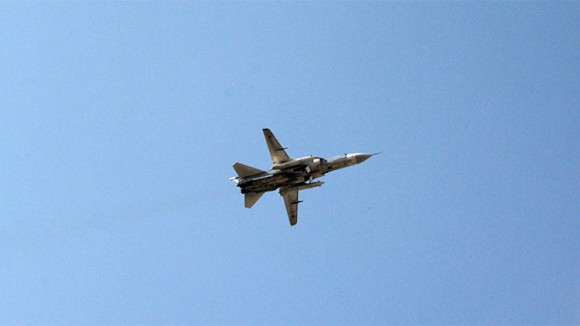 Un avión ruso Su-24 sobrevuela la base aérea de Jmeimim (Siria)  Dmitriy Vinogradov  RIA Novosti