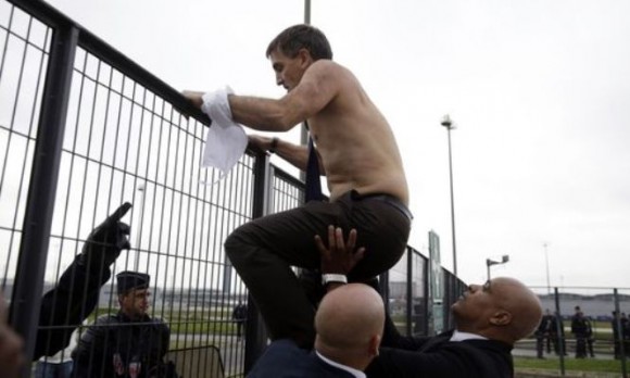 Xavier Broseta cruza la valla para salir. Foto: AFP.