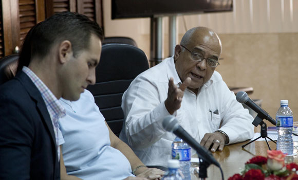 De frente, Orlando Hernández Guilén, presidente de la Cámara de Comercio de Cuba. Foto: Ismael Francisco/Cubadebate