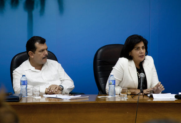 Iván Ricardo Chacón (Mitrans) y María del Carmen Orellana (Mintur). Foto: Ismael Francisco/Cubadebate