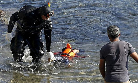 Entre los ahogados, se encuentran cuatro niños. Foto: Reuters/Giorgos Moutafis
