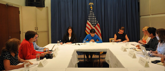 Encuentro de la Secretaria de Comercio de Estados Unidos, Penny Pritzker con representante del sistema de medios públicos de la Isla, en la Embajada de los Estados Unidos en La Habana. Foto: US Embassy Havana, en Flickr