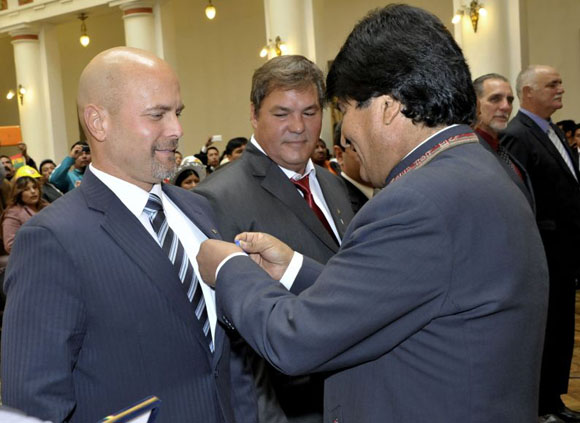El Presidente Evo Morales condecora a seis héroes cubanos, con la medalla Legión de Honor Mariscal Andrés Santa Cruz, en el grado Caballero, por su lucha permanente contra el terrorismo. Fotos. Freddy Zarco/ ABI.