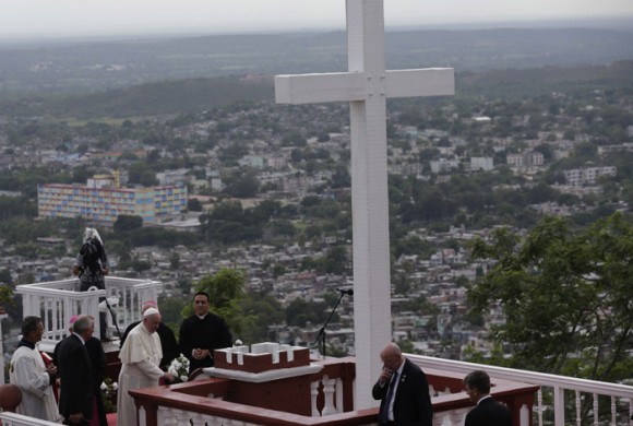 Loma de la Cruz, desde donde Francisco bendijo a Holguín.  Foto: Ismael Francisco/ Cubadebate