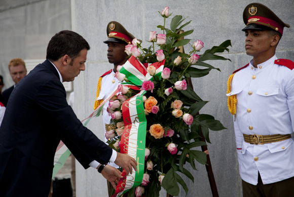 El líder italiano, Matteo Renzi, colocó una ofrenda floral al Apóstol. Foto: Ismael Francisco/Cubadebate