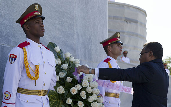 El líder timorense colocó una ofrenda florar en honor a José Martí, Héroe Nacional de Cuba. Foto: Ismael Francisco/Cubadebate