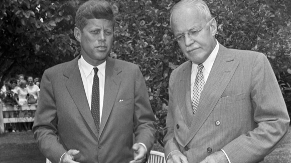 ¿Aparece JFK en esta foto retratado junto al hombre que decidió su suerte? Foto: Corbis/Bettmann