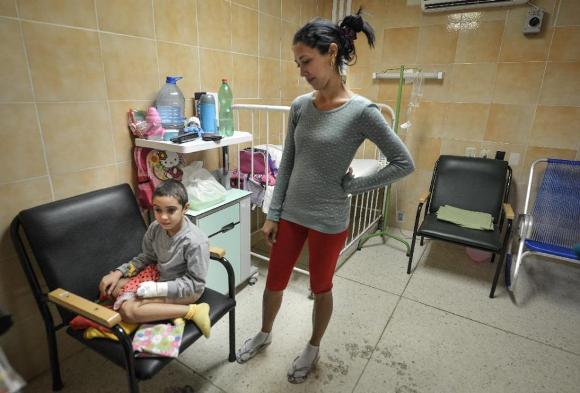 Elizabeth Navarro con su pequeña hija Noemí Bernárdez, enferma de cáncer en un hospital oncológico de Cuba. Foto: AFP. 
