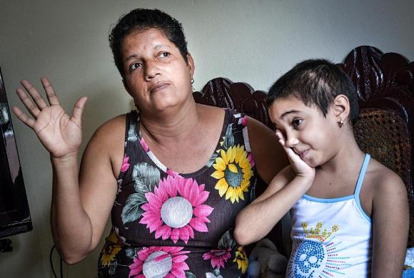 La pequeña Noemí Bernárdez junto a su abuela, también operada de cáncer. Foto: AFP.