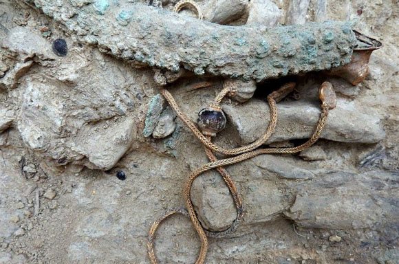 Objeto encontrado en la tumba del guerrero griego. Foto: AFP.