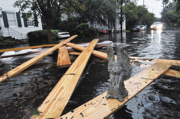 Una pequeña escultura dejada por los residentes locales se ve en una calle inundada en el centro de Charleston, Carolina del Sur. Foto: Mladen Antonov/ AFP. 