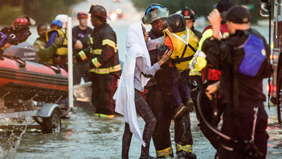 Esta mujer y su pequeño hijo fueron rescatados por los servicios de emergencia tras quedar atrapados en su coche en medio de la inundación en Columbia, Carolina del Sur. Foto: Sean Rayford.
