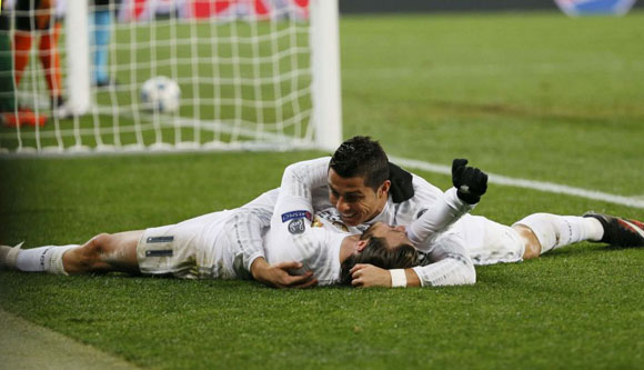 Cristiano Ronaldo y Gareth Bale celebran el segundo gol del portugués. Foto: Reuters.