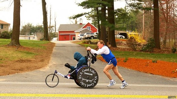 Dick Hoy tiene actualmente 75 años. El último evento en que participaron él y su hijo Rick, que tiene parálisis cerebral, fue la maratón de Boston en 2014. Foto: Getty Images