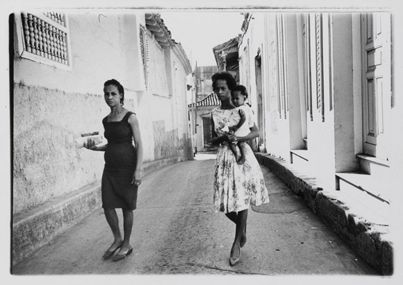 Escena callejera en Santiago de Cuba fotografiada en 1963 por Agnès Varda.