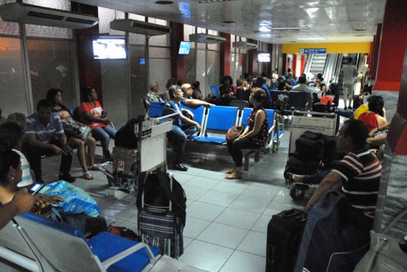 A la espera de los vuelos y la información adecuada. Foto: Juan Pablo Carreras / Cubadebate