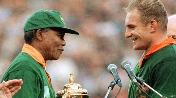 Francois Pienaar, capitán de los Springboks, recibió el trofeo Webb Ellis de la mano de Nelson Mandela tras vencer a Nueva Zelanda en la final del mundial de rugby en 1995. Foto: AFP