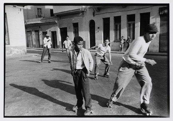 Jóvenes patinando en las cercanías del puerto de La Habana retratados por Agnès Varda.
