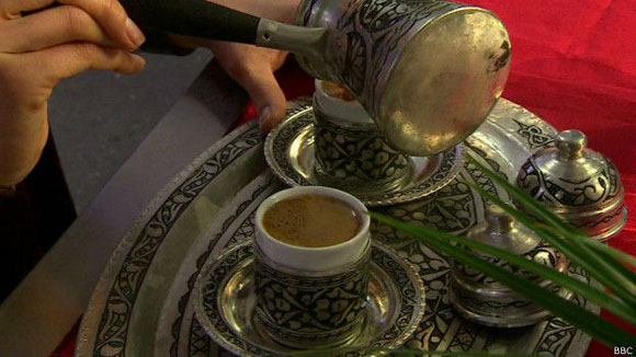 La hospitalidad y el entretenimiento forman parte de la experiencia de beber el café turco. Foto: BBC.