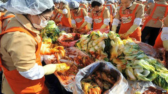 La preparación del kimchi sigue un ciclo de un año y las personas se reúnen para hacerlo y para que dure durante el invierno. Foto: AFP.