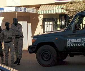 Las fuerzas de seguridad de Mali llegando al hotel Radisson de Bamako, en la capital del país. (Reuters)