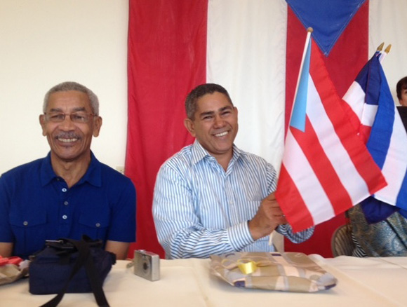 Manuel J. Colón, Profesor UASD y el Jurista y escritor, Alfonso Torres Ulloa, Presidente de la Campaña Dominicana de Solidaridad con Cuba, reciben los símbolos de las tres naciones caribeñas.