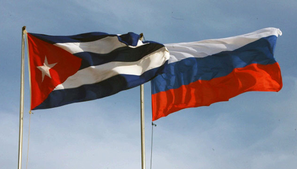 Banderas de Rusia y Cuba. (Foto: Archivo).