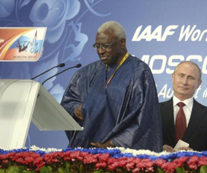 Lamine Diack, entonces cabeza de la IAAF, junto al presidente ruso, Vladimir Putin. Foto: EFE.