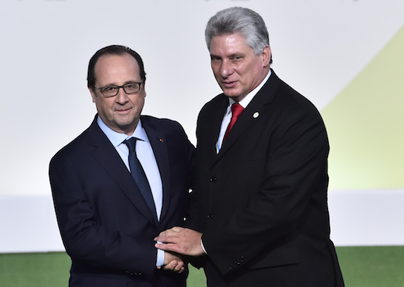 El Presidente Francois Hollande saluda a Díaz Canel en París. Foto: Loic Venance/ Pool vía AP