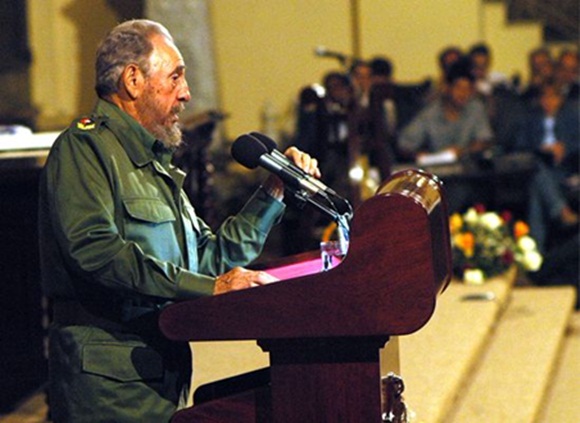 Fidel durante su histórico discurso ante los jóvenes de la Universidad de La Habana. 