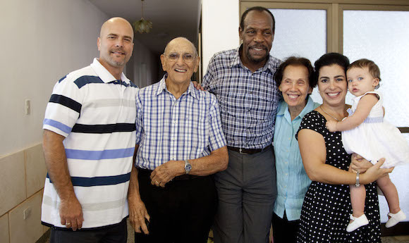 Danny Glover se encuentra por primera vez con Gema. Foto: Ismael Francisco/ Cubadebate
