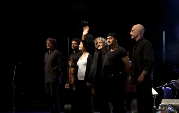 De izquierda a derecha, Guillermo Prats, Biel Graells, Nelsa Baró, Mayte Martín, Chico Fargas y Vicens Soler, en el Teatro Mella. Foto: Isabel Camps
