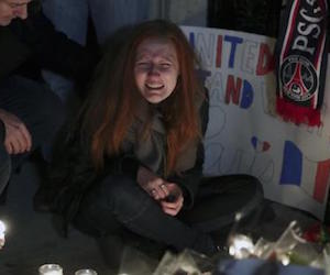 En la foto, Polina Volkova amiga de Nick Alexander Eagles Of Death Metal que murió en el ataque llora durante una vigilia en el consulado de Francia en Manhattan.  Foto: Reuters