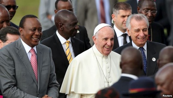 Papa Francisco junto al presidente keniano, Uhuru Kenyatta (izquierda) a su llegada a Nairobi, Kenia. Foto: Reuter.