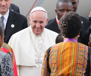 Papa Francisco a su llegada a Kenia. Foto: Reuters.