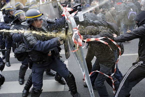 Сuando un grupo de manifestantes atravesó un cordón policial los antidisturbios respondieron con gases lacrimógenos para obligarlos a retroceder.