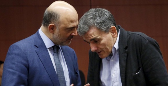 El ministro de Finanzas de Grecia, Euclid Tsakalotos conversa con Pierre Moscovici, Comisario europeo de Asuntos Económicos y Financieros. Foto: REUTERS