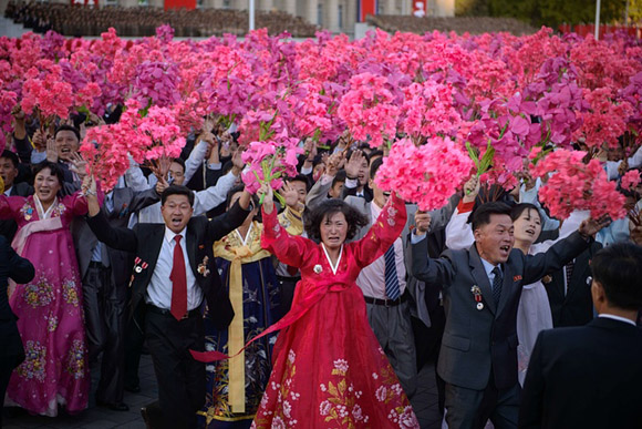 10 de octubre, participantes eleven flores al líder Kim Jong-Un durante una parada militar masiva en Pyongyang. Foto: Ed Jones/AFP.