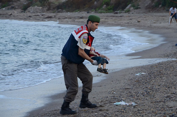 2 de septiembre, un oficial de policía turco lleva a Alan Kurdi, quien se ahogó en un fallido intento por navegar de Turquía a la isla griega de Kos. Foto: Nilufer Demir/Reuters.