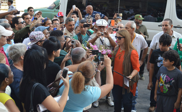 El público recibe a Olga Tañón a la entrada del ICRT. Foto: Marianela Dufflar/ Cubadebate.