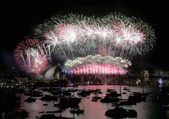 Fuegos artificiales en la Ópera de Sídney para celebrar el Año Nuevo. Foto: AP