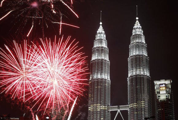 Fuegos artificiales en las torres Petronas en Malasia para celebrar el Año Nuevo. Foto: AP
