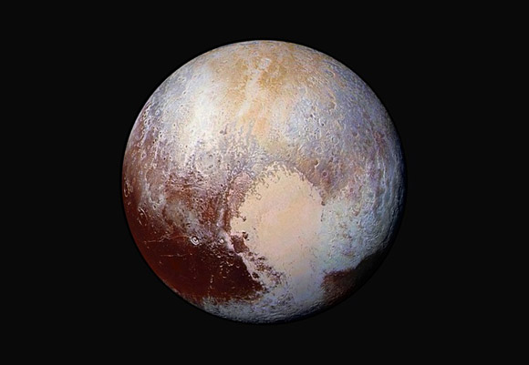 24 de julio, las imágenes capturadas por la sonda New Horizons se han combinado y mejorado para mostrar las diferencias en la composición de la superficie de Plutón. Foto: NASA/AP.
