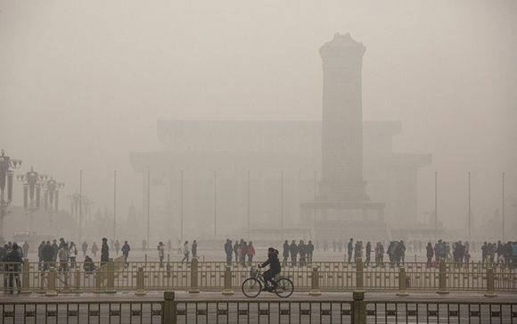 30 de noviembre, la plaza Tiananmen está cubierta de smog en un día de alta contaminación en Beijing, China. Foto: Kevin Frayer/Getty Images.