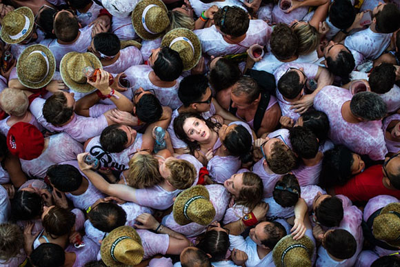 6 de julio, juerguistas disfrutan el día de apertura de la fiesta de San Fermín en Pamplona, España. Foto: David Ramos/Getty Images.