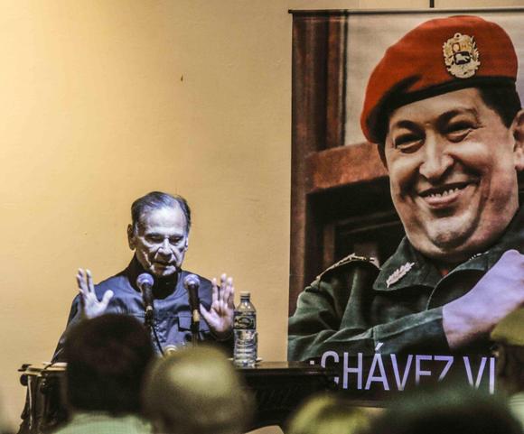 Alí Rodríguez Araque, embajador de la República Bolivariana de Venezuela en Cuba, durante el tributo a Hugo Chávez, por el Día del Amor y la Lealtad al Comandante Supremo, realizado en la sala Manuel Galich, de la Casa de las Américas. Foto: Oriol de la Cruz Atencio/AIN.